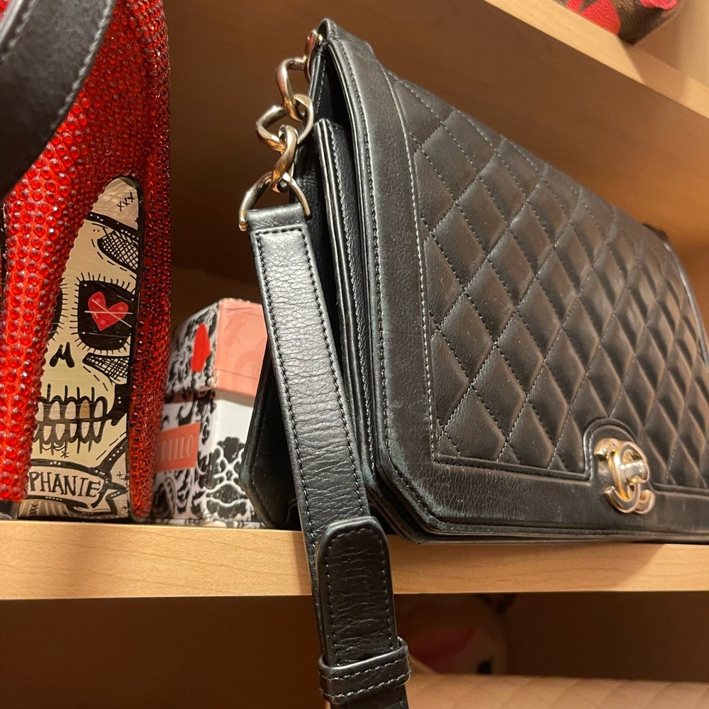 Chanel black leather gold cross body quilted flap bag 🖤 - Picture 4 of 13